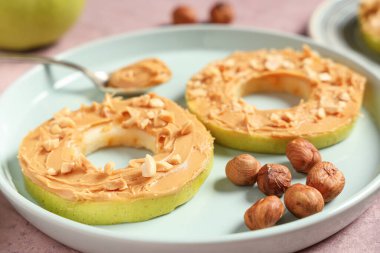 Elma mermileri, fındık ezmesi ve fındıklı tabak, yakın plan.