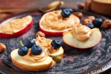 Lezzetli elmalı, fındıklı, yaban mersinli, fındıklı, yakın plan.