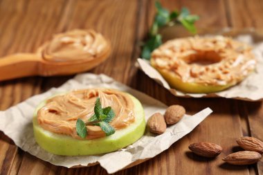 Fındık ezmeli, nane yapraklı ve ahşap kaplama bademli lezzetli elma turtaları.