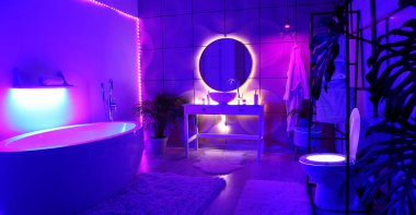 Neon ışıklı şık bir banyo.