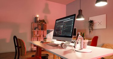 Karanlık ofisin içinde bilgisayarı olan programcının çalışma yeri