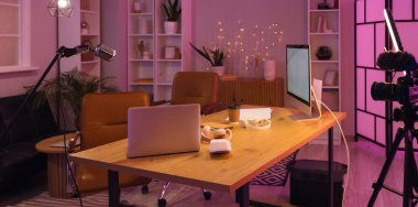 Podcaster 'ın iş yeri, geceleri stüdyoda dizüstü bilgisayar.