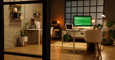 Geceleri programcının işyerleriyle birlikte karanlık ofisin içinde.