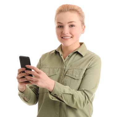 Kısa saçlı, beyaz arka planda cep telefonu kullanan genç bir kadın.