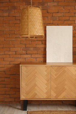 Kahverengi tuğla duvarın yanında boyalı ahşap dolap