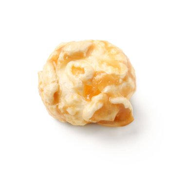 Beyaz arka planda gevrek patlamış mısır