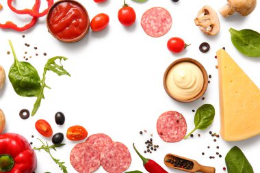 Beyaz arka planda pizza hazırlamak için taze malzemelerden yapılmış çerçeve