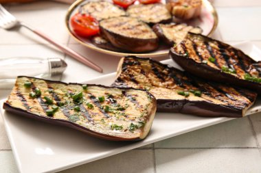 Hafif arka planda lezzetli ızgara patlıcan tabağı, yakın plan.