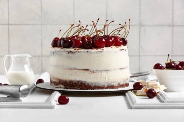 Lezzetli vişneli pasta.