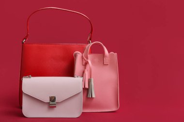 Kırmızı arkaplanda farklı tarz çantalar