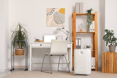 Hava temizleyicisi ve işyeri olan modern ofis.