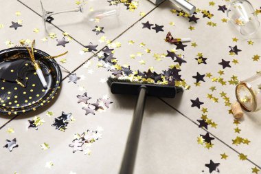 Fayans döşemesi ardarda süpürge, yakın çekim.