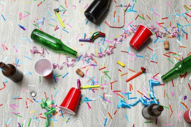 Şişeli bardaklar ve hafif ahşap zemin üzerinde konfeti partiden sonra, üst manzara