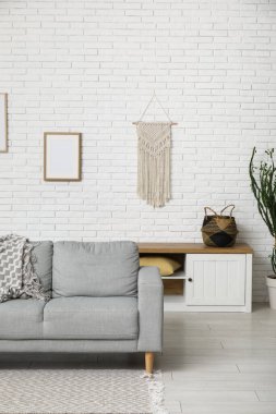 Şık kanepeli, modern oturma odası.