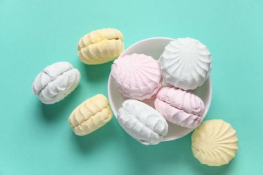 Turkuaz arka planda tatlı zephyr 'li kase