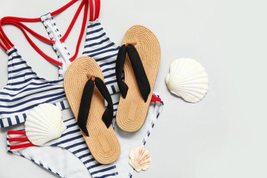 Flip flops ve gri arka planda deniz kabukları