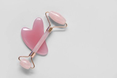 Yeşim silindir ve gua sha gri arka planda