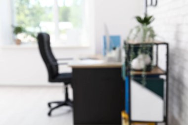 Çalışma yeri, koltuk, modern bilgisayar ve raf ünitesi olan ışık ofisinin içi, bulanık görünüm