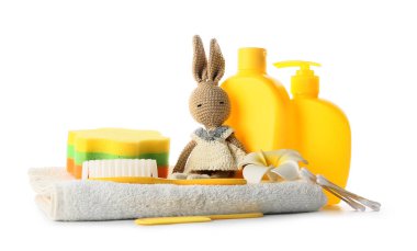 Beyaz arka planda bebek için kozmetik ürünler, banyo aksesuarları ve oyuncak