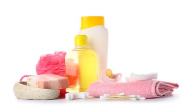 Beyaz arka planda bebek için banyo aksesuarları ve kozmetik ürünleri