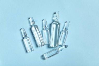 mavi arka plan üzerinde tıbbi ampul