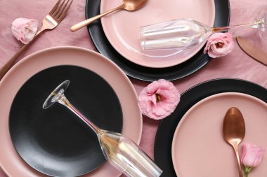 Pembe grunge arka planda güzel sofra takımı ve çiçekler