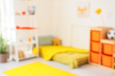 İçinde yatak, raf ünitesi ve oyuncaklar olan hafif çocuk odası.