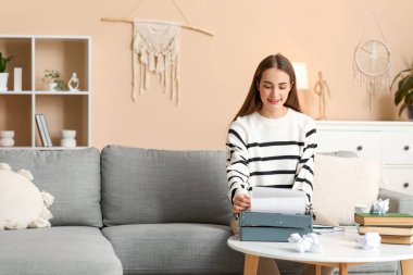 Evdeki kanepede oturan daktiloyla, kitaplarıyla ve buruşuk kağıtlarıyla güzel, mutlu bir kadın yazar.