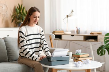 Evdeki kanepede oturan daktiloyla, kitaplarıyla ve buruşuk kağıtlarıyla güzel, mutlu bir kadın yazar.