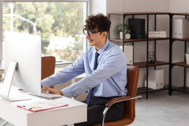 Ofiste bilgisayar sohbeti yapan genç iş adamı.