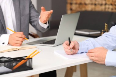 Avukatın ofisinde belge imzalayan genç adam, yakın plan.