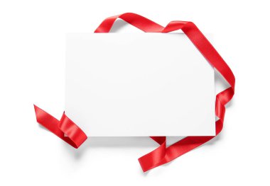 Beyaz arkaplanda kırmızı kurdeleli boş bir kağıt parçası