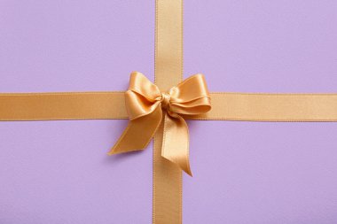 Leylak kaplamalı altın kurdeleler.