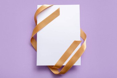 Leylak arkaplanda altın kurdeleli boş kart