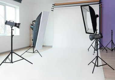 Profesyonel ekipmanı ve beyaz arkaplanı olan modern fotoğraf stüdyosunun içi