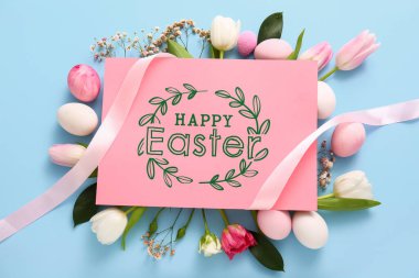 Mutlu Paskalyalar için, boyalı yumurta ve çiçeklerle dolu güzel tebrik kartı.