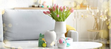 Laleli vazolar, Paskalya tavşanı ve oturma odasındaki masaya boyanmış yumurtalar.