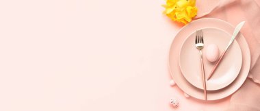 Pembe arkaplanda paskalya için güzel masa ayarları ve metin için boşluk