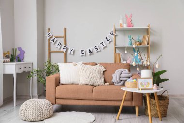 Paskalya dekoru ve kanepesi olan bir oturma odası.