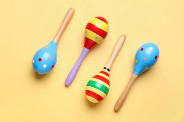 Sarı arka planda Meksika marakaları