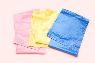 Pembe arka planda farklı çöp torbaları