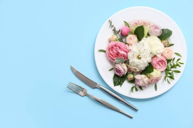 Renk arkaplanında çiçek kompozisyonu olan güzel masa ayarları