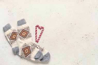 Beyaz arka planda örülmüş çoraplar ve şeker kamışları.