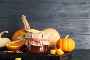 Koyu masada tatlı kabak reçeli ve portakallı pano.