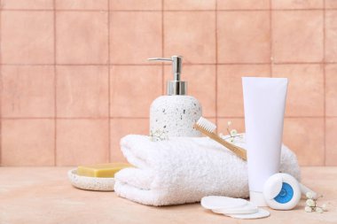 Masadaki banyo malzemelerinin renk arkaplanı ile karşılaştırılması