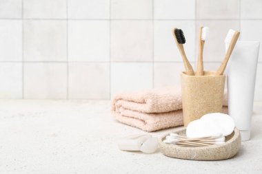 Aydınlık fayans duvarına karşı farklı banyo malzemeleri.