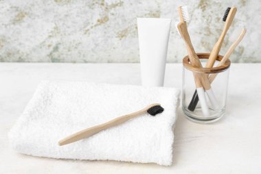 Bambu diş fırçalı tutucu, arka planda yapıştırma ve temiz havlu