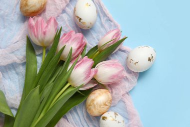 Mavi arka planda Paskalya yumurtalı laleler