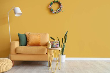 Paskalya çelengi, sarı koltuk ve lambalı oturma odası.