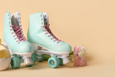 Oyuncak tavşanlı klasik patenler ve sarı arka planda güzel laleler. Paskalya kutlaması